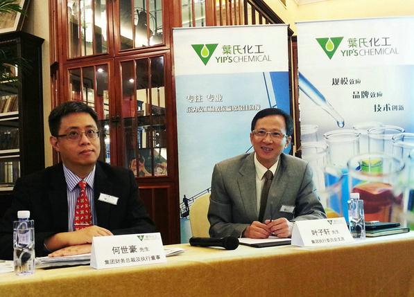 圖：葉子軒（右）表示，為更好拓展華東市場，集團(tuán)在江蘇泰興新建30萬噸醋酸酯新生產(chǎn)線將在明年初投入使用　　倪巍晨攝