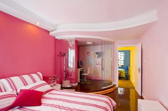 枚紅色也叫玫瑰紅，由四分的紅與一分的白融合而成，既有紅色的華麗，又有白色的透徹，與同系色搭配，能夠制造出熱烈而活潑的效果。