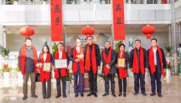 青浦區委政法委書記顧駿蒞臨亞士頒發三項榮譽